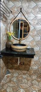 un lavandino da bagno con specchio su un bancone di Chô Family a Bắc Hà