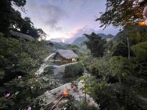 vista su una montagna con una casa e un fiume di Chô Family a Bắc Hà