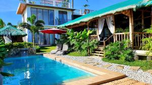 AmadeoThe Farm Shack by SMS Hospitality的一栋房子前面有游泳池