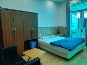 una camera con letto e sedia di Bach Duong Apartment a Nha Trang