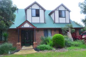 a house with a green roof and a green door at The Lamb Shack in Aldinga Beach