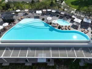 an overhead view of a swimming pool on top of a building at The Heaven Resort in Ansan