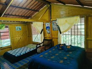 Ένα ή περισσότερα κρεβάτια σε δωμάτιο στο Agradable granja cerca a un río de agua fresca.