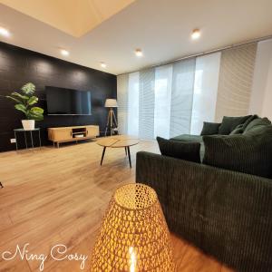 維勒班的住宿－Superbe Cosy Duplex Appartement T3 Charpenne Tête D'or avec parking privé gratuit，带沙发和电视的客厅