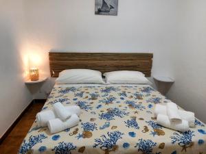 1 dormitorio con 1 cama con manta azul y blanca en Casa tra Cielo e Mare, en Lipari
