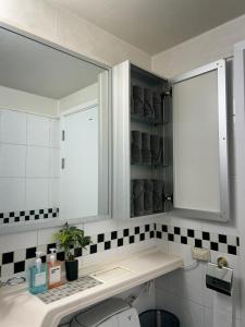 La salle de bains est pourvue d'un lavabo et d'un miroir. dans l'établissement If House Hongdae, à Séoul