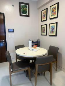 - une table et des chaises dans une salle d'attente dans l'établissement C2 Mactan, à Punta Engaño