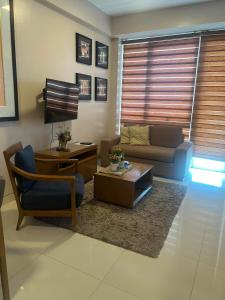 - un salon avec un canapé et une table dans l'établissement C2 Mactan, à Punta Engaño
