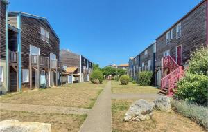 ein Gehweg zwischen zwei Gebäuden in einem Viertel in der Unterkunft Lovely Apartment In La Rochelle in La Rochelle
