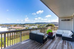 Balkoni atau teres di Sun Chaser's Lookout - Mangawhai Heads Home