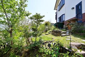 un jardín frente a una casa en Morinoka - Vacation STAY 43707v en Matsue