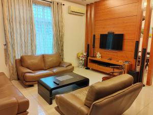 un soggiorno con un divano e una TV di Nice semi D house at Tangkak a Tangkak