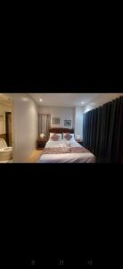 una camera con un grande letto di Matina Enclaves fully furnished 2br condo unit 