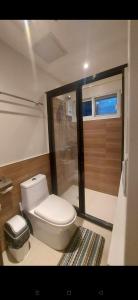 bagno con servizi igienici bianchi e finestra di Matina Enclaves fully furnished 2br condo unit 
