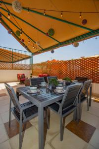 a dining room with a table and chairs at New! Bamboo Rooftop (Jacuzzi & Fun) in Cuernavaca