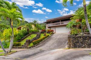 a driveway leading to a house with palm trees at Seabreeze Hideaway B 30 Night Minimum in Honolulu