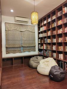 een kamer met twee zitzakken in een bibliotheek bij Nice semi D house at Tangkak in Tangkak