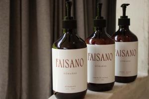 Trzy butelki wina na półce. w obiekcie Faisano Nomadas w mieście Tulum