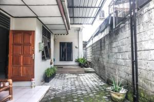 un pasillo de una casa con una pared de ladrillo y una puerta en RedDoorz at Berlian Homestay Malioboro Yogyakarta, en Yogyakarta