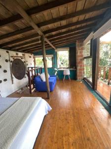 1 dormitorio con 1 cama y 1 sofá en una habitación en El bosque de las hadas II (Cabaña Magic House) en Santa Elena