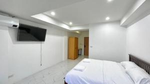1 dormitorio con 1 cama y TV de pantalla plana en Little Seoul, en Chiang Mai