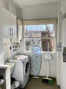 a small bathroom with a washing machine and a window at Departamento en Palermo BA Flats in Buenos Aires