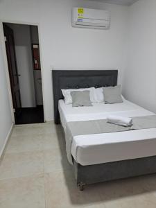 - une chambre avec un grand lit dans l'établissement HOTEL URDANETA NEIVA, à Neiva