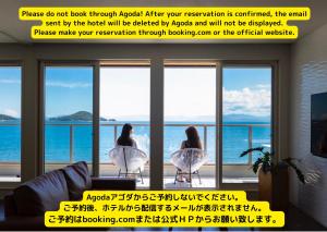 une affiche de deux femmes donnant sur l'océan dans l'établissement SETOUCHI SUP RESORT - Ao -, à Shodoshima