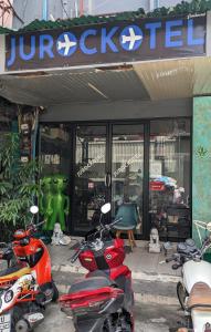 un grupo de motocicletas estacionadas frente a una tienda en Jurockotel, en Pattaya central