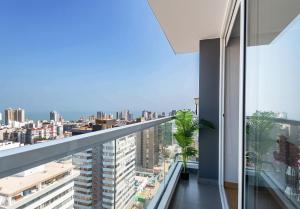 een balkon met uitzicht op de stad bij Skyliving Towers Apartments - Perú in Lima