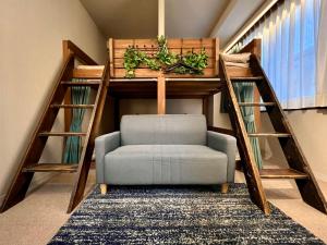 Ein Etagenbett oder Etagenbetten in einem Zimmer der Unterkunft Hotel Tokyo Hub