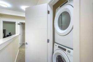 biała pralnia z pralką i suszarką w obiekcie Modern 3Bed-2.5Bath - Delta, BC w mieście Delta