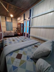Tempat tidur dalam kamar di Rock and Wreck Dive Resort