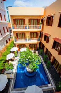 una vista aérea del patio de un edificio con piscina en House Boutique Eco Hotel en Phnom Penh