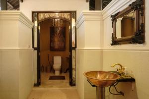 een badkamer met een wastafel en een toilet bij Casa Heliconia in Gampaha