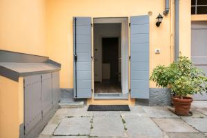 otwarte drzwi domu z rośliną w obiekcie 4 Gnocchi - Galbiate w mieście Galbiate