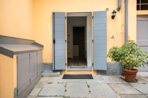 uma porta aberta de uma casa com uma planta em 4 Gnocchi - Galbiate em Galbiate