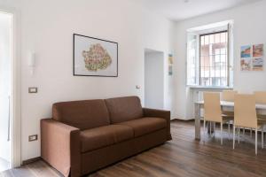 uma sala de estar com um sofá e uma mesa em 4 Gnocchi - Galbiate em Galbiate
