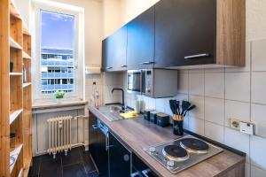 uma cozinha com um lavatório e uma bancada em Im Herzen Hannovers 3min City 45m² 1 Zimmer Aufzug em Hanôver