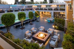 an overhead view of a hotel patio with chairs and a fire pit at Hotel Lucent in Menlo Park