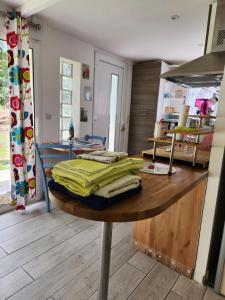 una mesa con toallas en una habitación en loft vintage, en Montdidier