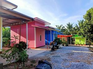 uma casa colorida com uma entrada em วรรณรีสอร์ทwanresort em Seka