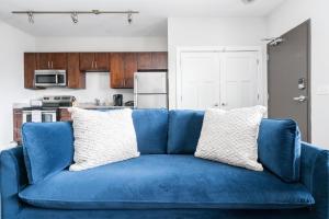 Kuchyň nebo kuchyňský kout v ubytování CozySuites Music Row Elegant 1BR w free parking 51