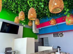 un restaurante con luces colgando de una pared verde en Hotel Zamay Centro Historico, en Santa Marta