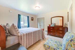 1 dormitorio con cama, tocador y espejo en Lovely Soldotna Home, Steps From Kenai River, en Soldotna