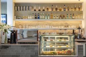 een keuken met een vitrine met eten erin bij Lijiang Ancient City Kasion purey Hotel - Big waterwheel store in Lijiang