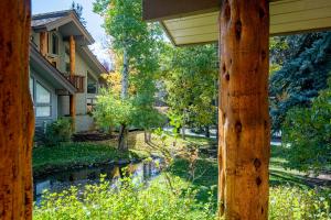 ein Haus mit einem Hof mit einem Teich in der Unterkunft Weyyakin Home - New Listing! Large Home for 13 Guests Just Minutes From Skiing in Ketchum