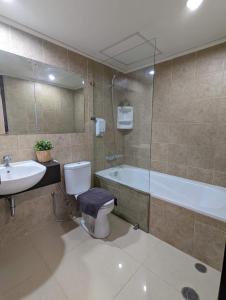 Phòng tắm tại Cottonwood Apartment at Marbella Suites Dago