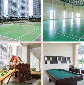 4 fotos de una pista de tenis y una mesa de billar en Wind Residence T4-R Near Tourist Spots/ Sky Lounge, en Tagaytay