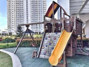 un parque infantil con un tobogán y un tobogán en Wind Residence T4-R Near Tourist Spots/ Sky Lounge, en Tagaytay